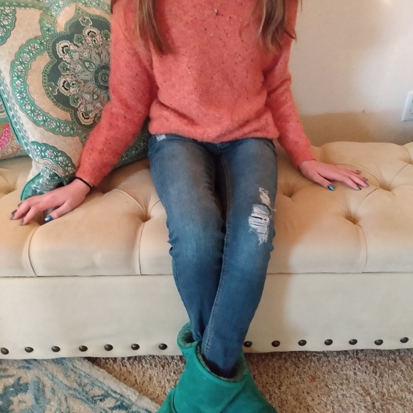 Orange sweater and ripped jeans - Picture 1 of 4